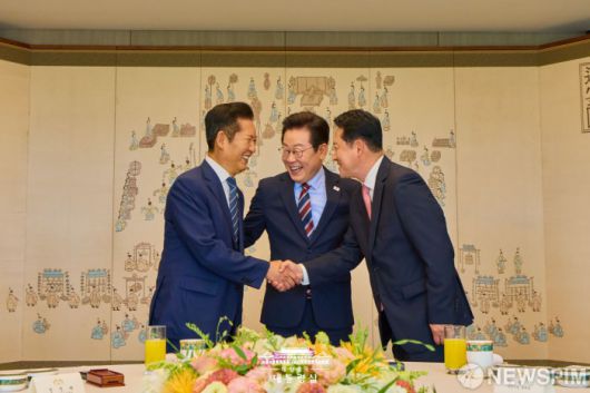 [서울=뉴스핌] 이재명 대통령(가운데)이 8일 서울 용산 대통령실에서 열린 여야 지도부 오찬 회동에서 정청래 더불어민주당 대표(오른쪽)와 장동혁 국민의힘 대표의 악수를 바라보고 있다. [사진=대통령실] 2025.09.08 photo@newspim.com