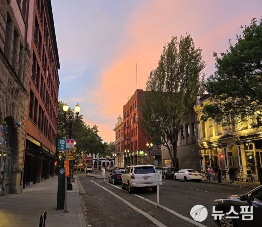 [미국 포틀랜드·시애틀=뉴스핌] 오종원 기자 = 늦은 저녁 노을이 지고있는 포틀랜드 다운타운 거리 전경. 2025.07.27 jongwon3454@newspim.com