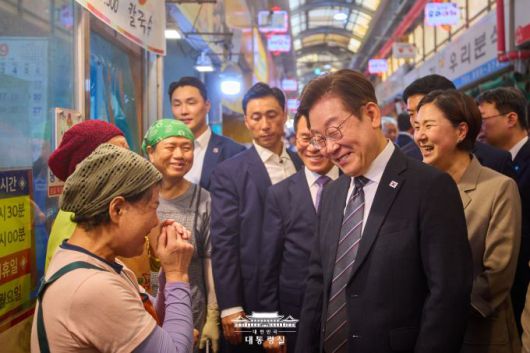 이재명 대통령이 5일 오후 인천 미추홀구에 있는 전통시장인 용현시장을 깜짝 방문해 상인들과 현장 체감 경기에 대해 얘기를 나누고 있다. [사진=대통령실]
