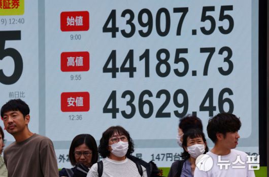 9일 장중 사상 처음으로 4만4000엔을 돌파한 닛케이주가 [사진=로이터 뉴스핌]