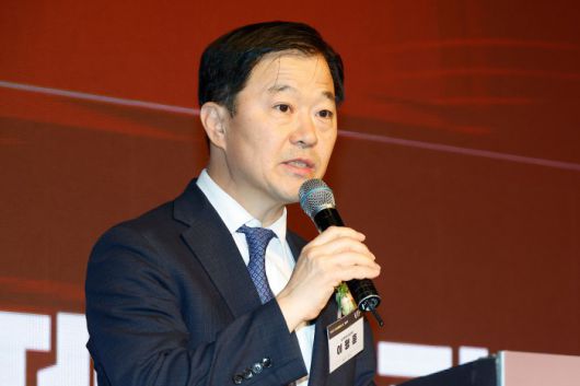 [서울=뉴스핌] 류기찬 기자 = 이형훈 보건복지부 제2차관이 10일 오후 서울 중구 더플라자호텔에서 열린 '2025 자살예방의 날 기념식'에서 기념사를 하고 있다. 2025.09.10 ryuchan0925@newspim.com