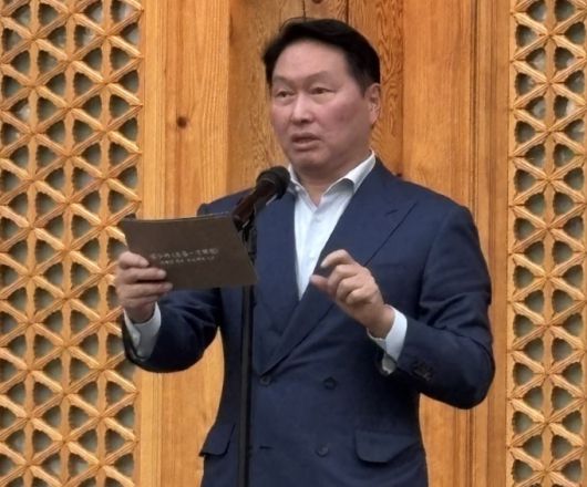 [서울=뉴스핌]이영란 미술전문기자=선혜원에서 열린 김수자 호흡 전 개막식에서 인사말하는 최태원 SK 회장 2025.09.14 art29@newspim.com