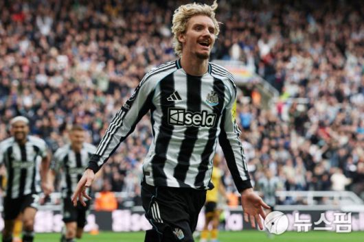 [뉴캐슬 로이터=뉴스핌] 박상욱 기자= 닉 볼테마데가 13일(한국시간) EPL 4라운드 울버햄프턴과의 홈 경기에서 결승 헤더골을 넣고 기뻐하고 있다. 2025.9.13 psoq1337@newspim.com