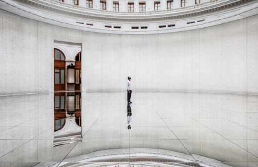 [서울=뉴스핌]이영란 편집위원/미술전문기자= 2024년 파리의 브루스 드 코메루스가 개최한 기획전 '있는 그대로의 세상' 중 메인전시실인 로툰다를 거울로 감싼 김수자의 공간설치작업. 2025.09.14 art29@newspim.com