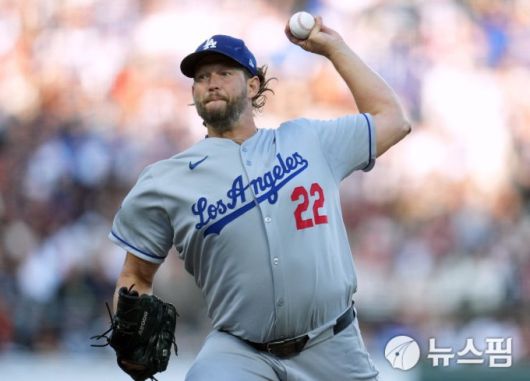 [샌프란시스코 로이터=뉴스핌] 박상욱 기자= 커쇼가 14일(한국시간) 열린 MLB 샌프란시스코와의 원정 경기 1회 투구하고 있다. 2025.9.14 psoq1337@newspim.com