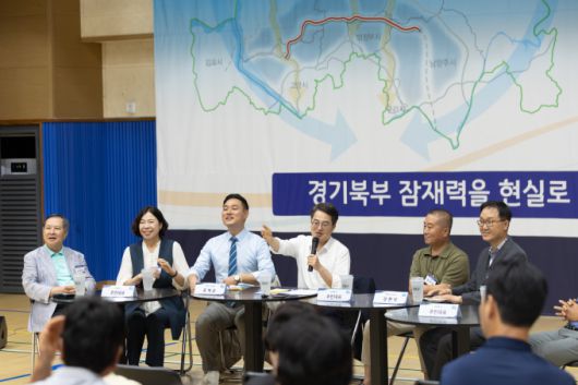 김동연 경기도지사가 15일 의정부시 민락국민체육센터에서 '경기북부 중심 고속화도로' 사업계획을 발표하고 지역 주민들과 소통하고 있다.[사진=경기도] 2025.09.16 sinnews7@newspim.com