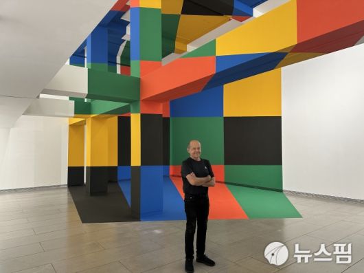 [서울=뉴스핌] 이지은 기자 = 주르주 루스 작가와 그가 작업한 ''서울, 성곡Ⅱ'.  2025.09.16 alice09@newspim.com