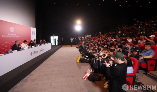 [부산=뉴스핌] 최지환 기자 = 박찬욱 감독이 17일 오후 부산 해운대구 영화의전당 중극장에서 열린 제30회 부산국제영화제(BIFF) 개막작 '어쩔수가없다' 기자회견에서 발언하고 있다. 2025.09.17 choipix16@newspim.com