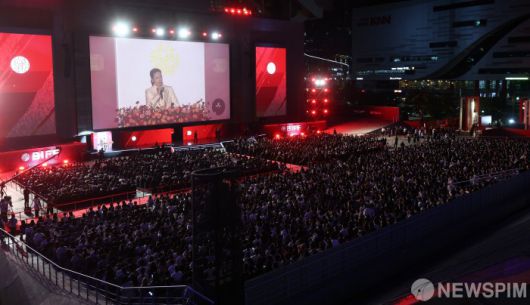 [부산=뉴스핌] 최지환 기자 = 17일 오후 부산 해운대구 영화의전당에서 제30회 부산국제영화제(BIFF) 개막식이 진행되고 있다. 2025.09.17 choipix16@newspim.com