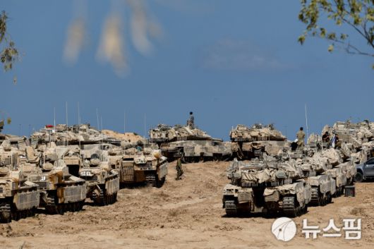 [가자지구 로이터=뉴스핌] 장일현 특파원 = 팔레스타인 가자지구 내 최대도시인 가자시티에 대한 이스라엘의 재점령 군사 작전이 본격화된 가운데 이스라엘군의 탱크와 장갑차가 지난 16일(현지시간) 작전 명령을 기다리고 있다. 20509.17. ihjang67@newspim.com