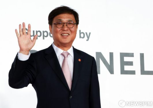 [부산=뉴스핌] 최지환 기자 = 최휘영 문화체육관광부 장관이 17일 오후 부산 해운대구 영화의전당에서 열린 제30회 부산국제영화제(BIFF) 개막식 레드카펫 행사에서 포즈를 취하고 있다. 2025.09.17 choipix16@newspim.com