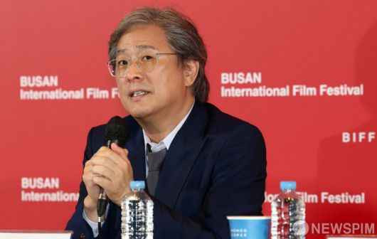 [부산=뉴스핌] 최지환 기자 = 박찬욱 감독이 17일 오후 부산 해운대구 영화의전당 중극장에서 열린 제30회 부산국제영화제(BIFF) 개막작 '어쩔수가없다' 기자회견에서 발언하고 있다. 2025.09.17 choipix16@newspim.com