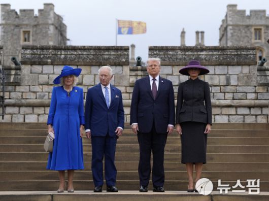 [런던 로이터=뉴스핌] 장일현 특파원 = 카밀라 왕비와 찰스 3세 영국 국왕, 도널드 트럼프 미국 대통령과 멜라니아 트럼프 여사(왼쪽부터)가 17일(현지시간) 영국 버크셔 윈저성에서 열린 전통 군사 의식 '비팅 리트리트'에 참석했다. 트럼프 대통령은 역사상 처음으로 영국을 두 차례 국빈방문했다. 2025.09.17. ihjang67@newspim.com