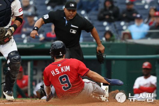 [워싱턴 로이터=뉴스핌] 애틀랜타의 유격수 김하성이 지난 17일 워싱턴과의 경기에서 8회 홈으로 파고 들고 있다. 2025.09.17 wcn05002@newspim.com