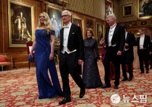 [런던 로이터=뉴스핌] 장일현 특파원 = 팀 쿡 애플 최고경영자(CEO)가 17일(현지 시간) 영국 버크셔주(州) 윈저성에서 열린 도널드 트럼프 미국 대통령을 위한 국빈 만찬에 참석하기 위해 걸어가고 있다. 2025.09.17. ihjang67@newspim.com