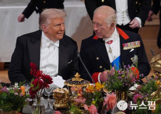 [런던 로이터=뉴스핌] 장일현 특파원 = 찰스 3세(오른쪽) 영국 국왕과 도널드 트럼프 미국 대통령이 17일(현지 시간) 영국 버크셔주(州) 윈저성에서 열린 국빈 만찬에서 나란히 앉아 얘기를 나누고 있다. 2025.09.17. ihjang67@newspim.com