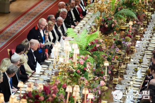 [런던 로이터=뉴스핌] 장일현 특파원 = 17일(현지시간) 영국 버크셔주(州) 윈저성에서 열린 국빈 만찬에서 찰스 3세 영국 국왕이 도널드 트럼프 미국 대통령을 환영하는 인사말을 하고 있다. 2025.09.17. ihjang67@newspim.com