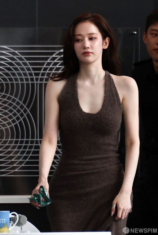 [부산=뉴스핌] 최지환 기자 = 엉화 '프로젝트 Y'에 출연한 배우 전종서가 18일 부산 해운대구 영화의전당에서 열린 제30회 부산국제영화제(BIFF) 오픈토크 행사에 입장하고 있다. 2025.09.18 choipix16@newspim.com