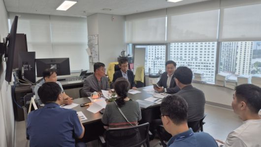 경기도의회 고준호 의원(국민의힘, 파주1)은 19일 파주시 운정신도시에서 발생한 수돗물 이물질 사고와 관련해 경기도 상하수과, 파주시 상수도과, 경기도보건환경연구원, 한국수자원공사 관계자들과 긴급 간담회를 열고 사고 원인과 향후 대책을 점검했다. [사진=경기도의회]