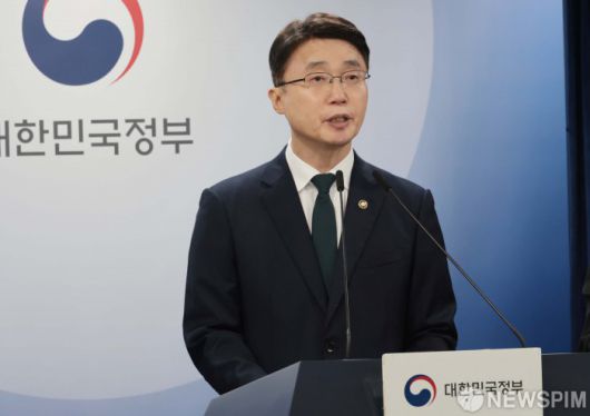 [서울=뉴스핌] 이길동 기자 = 류제명 과학기술정보통신부 차관이 19일 오전 서울 종로구 정부서울청사에서 해킹 대응을 위한 과기정통부-금융위 합동 브리핑에서  KT 고객 무단 소액결제 침해사고 관련한 그간의 진행경과와 정부의 대응방안에 대해 설명 하고 있다. 2025.09.19 gdlee@newspim.com