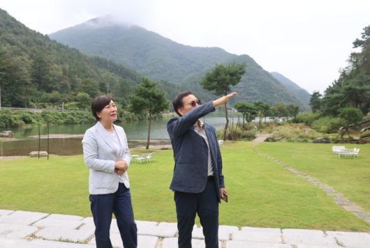 송미령(왼쪽) 농림축산식품부 장관은 지난 18일 추석 연휴를 앞두고 농촌휴양마을인 전북 완주 오성한옥마을을 방문, 현장 점검을 실시했다. [사진=농림축산식품부] 2025.09.18 plum@newspim.com