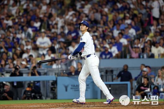 [로스앤젤레스 로이터=뉴스핌] 장환수 스포츠전문기자= LA 다저스 오타니 쇼헤이가 20일 샌프란시스코와 홈 경기에서 5회 역전 3점 홈런을 터뜨리고 있다. 2025.09.20 zangpabo@newspim.com