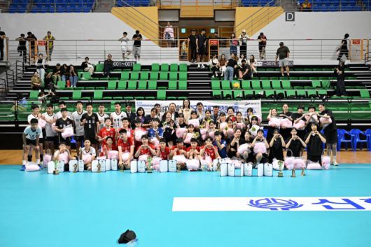 이민근 안산시장(맨 뒷줄 오른쪽 아홉번째)이 지난 14일 '2025 KYK파운데이션 전국 중학교 배구 최강전 안산대회' 시상식에서 참가선수들과 함께 기념촬영을 하고 있다. [사진=안산시]