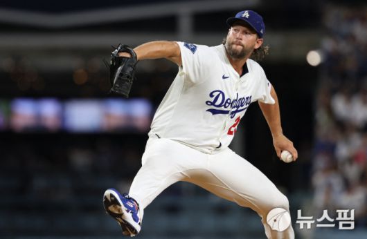 [로스앤젤레스 로이터=뉴스핌] 장환수 스포츠전문기자= 은퇴를 선언한 LA 다저스 클레이턴 커쇼가 20일 샌프란시스코와 홈 경기에서 홈팬들에게 정규시즌 고별전을 치렀다. 2025.09.20 zangpabo@newspim.com
