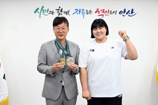 이민근 안산시장(왼쪽)이 '2025 라인루르 하계유니버시아드'에서 금메달을 획득한 김하윤 선수와 기념촬영을 하고 있다. [사진=안산시]