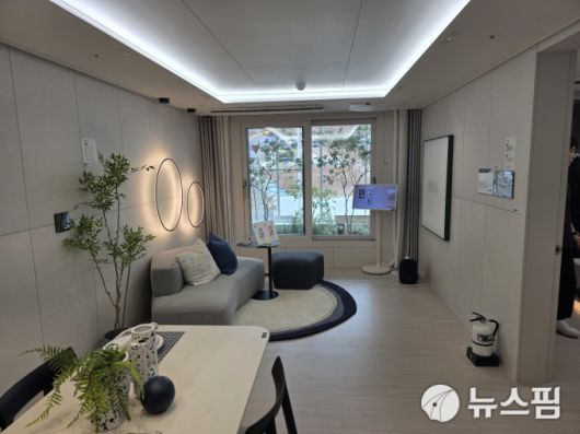 [서울=뉴스핌] 송현도 기자 =  '철산역자이'의 견본주택 49㎡ 타입 유닛 거실. 2025.09.19 dosong@newspim.com
