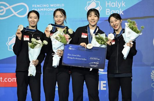 '2025 세계펜싱선수권대회'에 참가해 은메달을 획득한 대한민국 사브르 대표팀 선수들이 시상식을 마치고 기념촬영을 하고 있다. [사진=안산시]