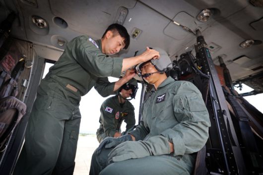 [공주=뉴스핌] 박성준 기자·국방부 공동취재단 = 지난 2일 충남 육군항공학교에서 본지 박성준 기자가 수리온 헬기에 탑승하기 위한 준비를 하고 있다. [사진=육군] 2025.09.20 parksj@newspim.com