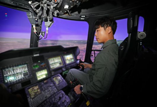 [공주=뉴스핌] 박성준 기자·국방부 공동취재단 = 지난 2일 충남 육군항공학교에서 본지 박성준 기자가 수리온 시뮬레이터를 이용해 조종 훈련을 하고 있다. [사진=육군] 2025.09.20 parksj@newspim.com