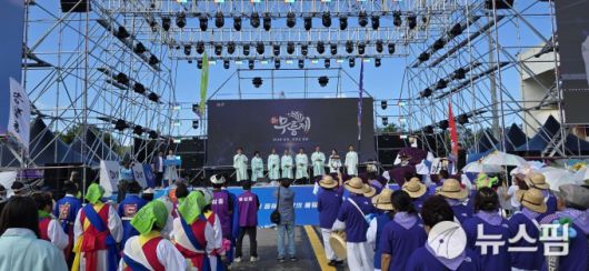 [동해=뉴스핌] 이형섭 기자 = 심규언 동해시장, 민귀희 동해시의회 의장을 비롯한 시의원 및 도의원들이 무대위에서 시민들의 행복을 미래를 응원하고 있다. 2025.09.21 onemoregive@newspim.com