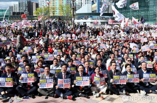 [대구=뉴스핌] 최지환 기자 = 장동혁 국민의힘 대표가 21일 오후 대구 동구 동대구역 광장에서 국민의힘이 주최한 야당탄압·독재정치 국민 규탄대회에서 송언석 국민의힘 원내대표를 비롯한 당 지도부와 구호를 외치고 있다. 2025.09.21 choipix16@newspim.com