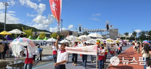 [동해=뉴스핌] 이형섭 기자 = 발한동 주민들이 청춘들의 찬란한 기억을 컨셉으로 다음달에 열리는 '발한 호로롱 페스티벌'을 알리고 있다. 2025.09.21 onemoregive@newspim.com