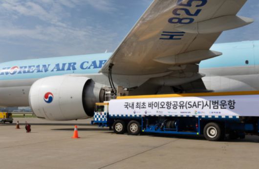 실증 운항을 위해 대한항공 보잉 777F 화물기에 바이오항공유(SAF)가 급유되는 모습. [사진=대한항공]