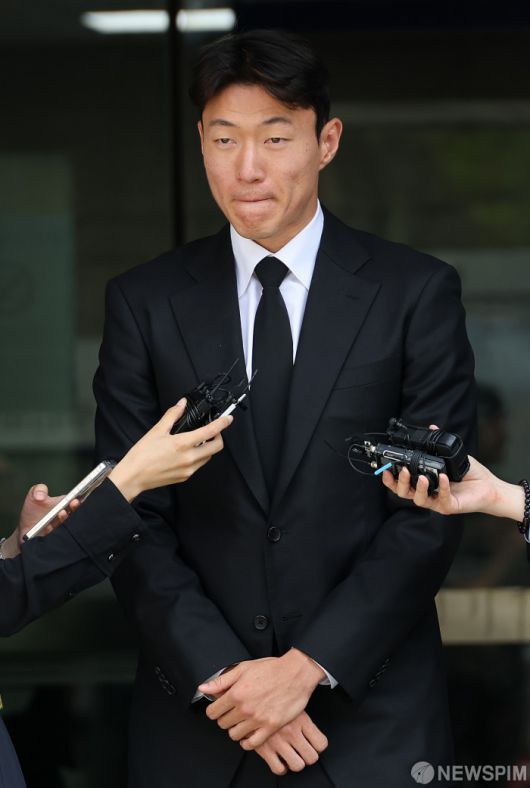 [서울=뉴스핌] 정일구 기자 = 불법 촬영 혐의로 1심에서 징역형의 집행유예를 선고받은 축구선수 황의조가 4일 오후 서울 서초구 서울중앙지방법원에서 열린 항소심 선고 공판을 마친 뒤 입장을 밝히고 있다. 서울중앙지법 형사항소1-3부는 이날 성폭력범죄의 처벌 등에 관한 특례법 위반 혐의(카메라 등 이용촬영)로 기소된 황의조에 대해 1심과 같은 징역 1년에 집행유예 2년을 선고했다. 2025.09.04 mironj19@newspim.com