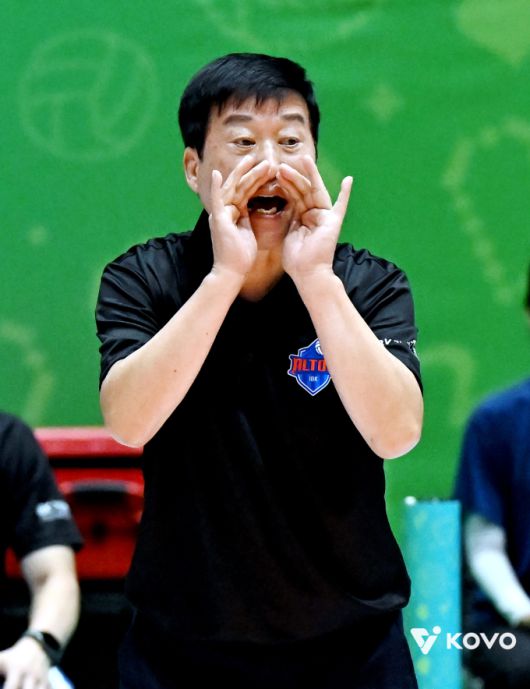 [서울=뉴스핌] 장환수 스포츠전문기자= 선수들에게 작전 지시를 내리고 있는 김호철 IBK기업은행 감독. [사진=KOVO] 2025.09.22 zangpabo@newspim.com