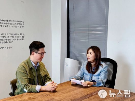 [서울=뉴스핌] 조준경 기자 = 지난 19일 오후 경기도 수원시 행궁동에 위치한 공존공간에서 박승현 대표(좌)와 채지민 교수(우)가 대화하고 있는 모습. 2025.09.19 calebcao@newspim.com