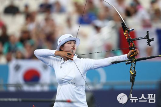 [파리 로이터=뉴스핌] 장환수 스포츠전문기자= 임시현이 2일 여자 개인전 64강전에서 힘차게 시위를 당기고 있다. 2024.08.02 zangpabo@newspim.com