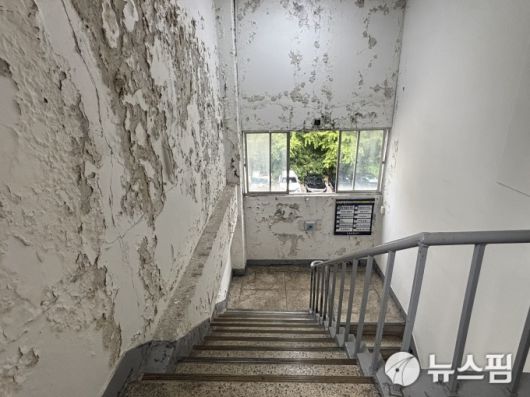 [서울=뉴스핌] 조수민 기자 = 서울 서초구 서초진흥아파트 단지 내부에 위치한 진흥종합상가 내부. 2025.09.24 blue99@newspim.com