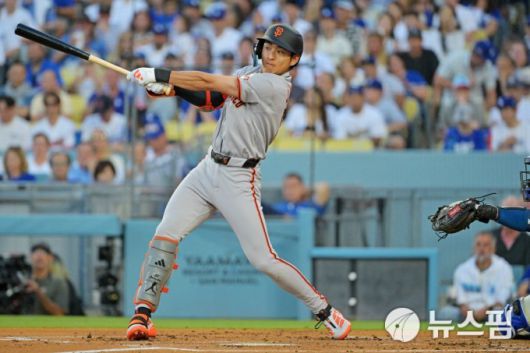 [로스앤젤레스 로이터=뉴스핌] 박상욱 기자= 이정후가 21일(한국시간) 열린 메이저리그 LA 다저스와 원정 경기 1회초 안타를 때리고 있다. 2025.9.21 psoq1337@newspim.com