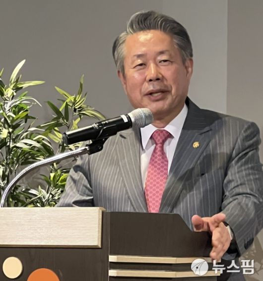 [서울=뉴스핌] 국내를 대표하는 아트컬렉터로 서울 세검정에 서울미술관을 설립하고 14년째 미술관을 이끌고 있는 안병광 유니온약품 회장. 천경자 작고 10주기 특별기획전을 개최할 수 있었던 것은 작가의 대표작인 '내 슬픈 전설의 49페이지', '고', '청혼' 등 핵심에 해당하는 작품 12점을 소장하고 있기 때문에 가능했다. [사진=이영란 미술전문기자]  2025.09.25 art29@newspim.com