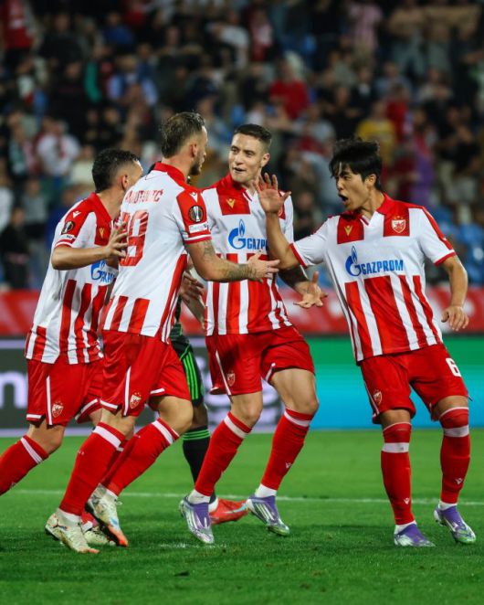 [사진=뉴스핌] 장환수 스포츠전문기자= 츠르베나 즈베즈다 설영우(오른쪽)가 25일 셀틱과 UEL 리그 페이즈 홈 1차전에서 후반 30분 동점골이 터지자 기뻐하고 있다. [사진=즈베즈다] 2025.09.25 zangpabo@newspim.com