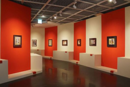 [서울=뉴스핌]이영란 미술전문기자=서울미술관이 9월 24일 개막한 천경자 작고 10주기 특별기획전 중 여성초상화 전시실 전경. [사진=서울미술관] 2025.09.25 art29@newspim.com