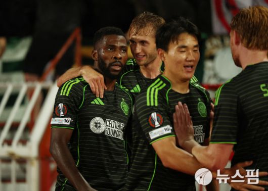 [베오그라드 로이터=뉴스핌] 장환수 스포츠전문기자= 셀틱 양현준이 25일 즈베즈다와 UEL 리그 페이즈 원정 1차전에서 후반 10분 선제골이 터지자 기뻐하고 있다. 2025.09.25 zangpabo@newspim.com