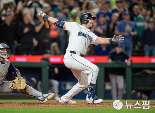 [시애틀 로이터=뉴스핌] 장환수 스포츠전문기자= 시애틀 칼 롤리가 25일 콜로라도와 홈 경기에서 8회 대망의 시즌 60호 홈런을 날리고 있다. 2025.09.25 zangpabo@newspim.com