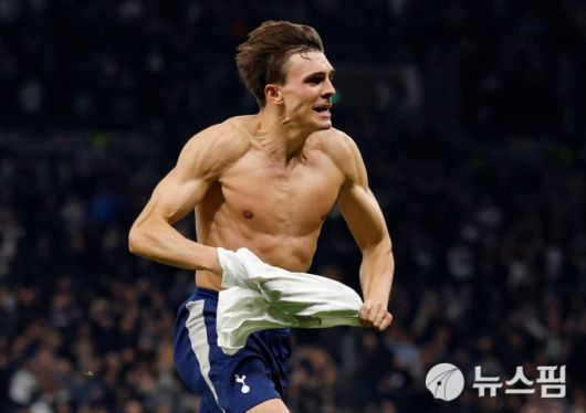 [런던 로이터=뉴스핌] 박상욱 기자= 토트넘 주앙 팔리냐가 28일(한국시간) EPL 6라운드 울버햄프턴과의 경기에서 후반 추가시간 극장골을 넣고 기뻐하고 있다. 2025.9.28 psoq1337@newspim.com