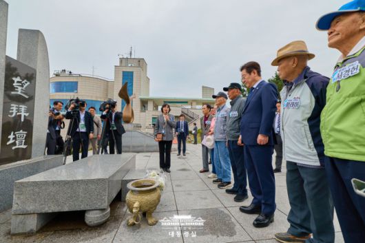[서울=뉴스핌] 이재명 대통령이 3일 인천 강화군 강화평화전망대에서 실향민 및 가족과 망배단 설명을 듣고 있다. [사진=대통령실] 2025.10.03 photo@newspim.com